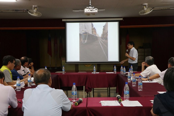 “交通部鐵工局”21日下午到東港鎮(zhèn)公所說明觀光鐵道計劃,鎮(zhèn)長徐志雄和多位民代認為效益遠不如高雄捷運拉到東港,直言不要浪費錢了 “交通部鐵工局”21日下午到東港鎮(zhèn)公所說明觀光鐵道計劃,鎮(zhèn)長徐志雄和多位民代認為效益遠不如高雄捷運拉到東港,直言不要浪費錢了