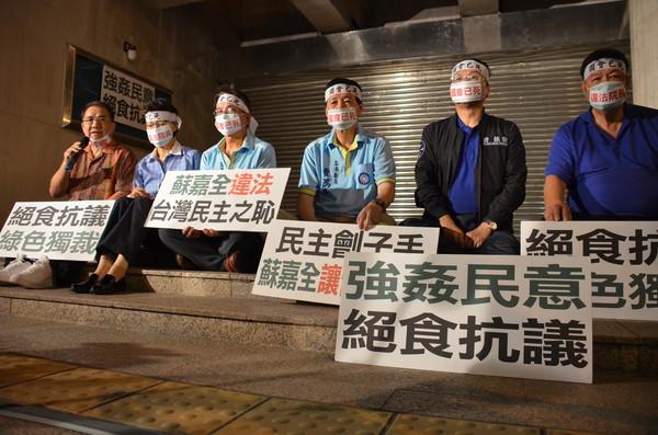 民代絕食抗議蔡當局多數暴力 藍營大佬紛紛去探班 民代絕食抗議蔡當局多數暴力 藍營大佬紛紛去探班