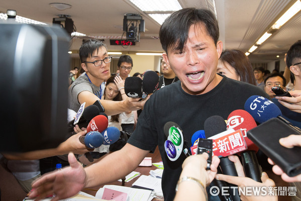 "時(shí)力"爆"國(guó)防部"挪用38億采購(gòu)獵雷艦:把大家當(dāng)笨蛋 "時(shí)力"爆"國(guó)防部"挪用38億采購(gòu)獵雷艦:把大家當(dāng)笨蛋