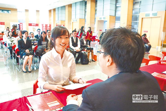 賴(lài)清德喊話起薪3萬(wàn)太低 臺(tái)媒批:像開(kāi)不出藥方的庸醫(yī) 賴(lài)清德喊話起薪3萬(wàn)太低 臺(tái)媒批:像開(kāi)不出藥方的庸醫(yī)