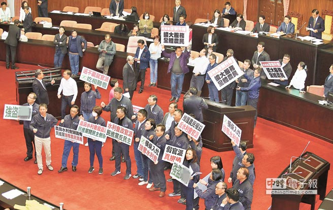 綠營強勢通過農田水利會改官派草案 藍營怒轟"強盜" 綠營強勢通過農田水利會改官派草案 藍營怒轟"強盜"