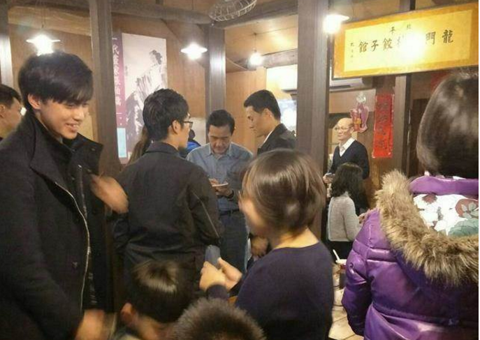 馬英九吃餃子民眾忙合照 網友:換做蔡英文外面要有拒馬 馬英九吃餃子民眾忙合照 網友:換做蔡英文外面要有拒馬