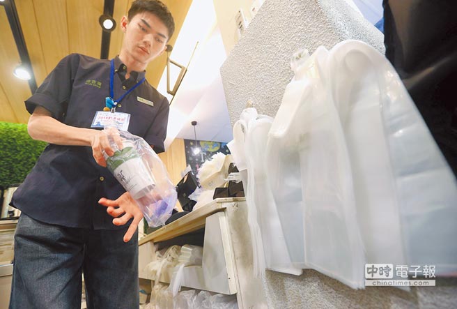 島內限塑新制元旦上路 飲料店藥妝店等不供免費塑料袋 島內限塑新制元旦上路 飲料店藥妝店等不供免費塑料袋