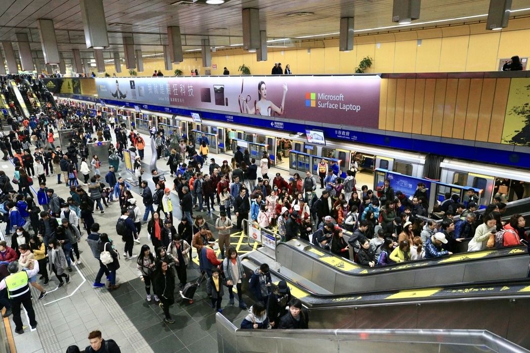 陸客來臺跨年搭捷運慘被羞辱 網友:丟臺灣人的臉 陸客來臺跨年搭捷運慘被羞辱 網友:丟臺灣人的臉