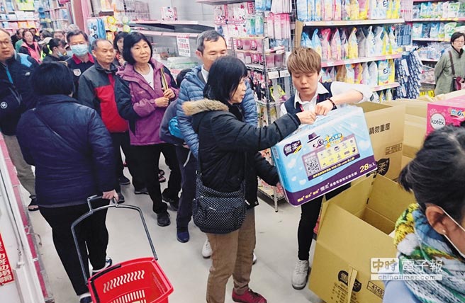 臺灣現衛生紙搶購潮 民眾:好多人像喪尸一樣瘋狂 臺灣現衛生紙搶購潮 民眾:好多人像喪尸一樣瘋狂