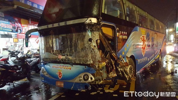 臺灣桃園一輛載37人游覽車發生車禍 11人受傷送醫 臺灣桃園一輛載37人游覽車發生車禍 11人受傷送醫