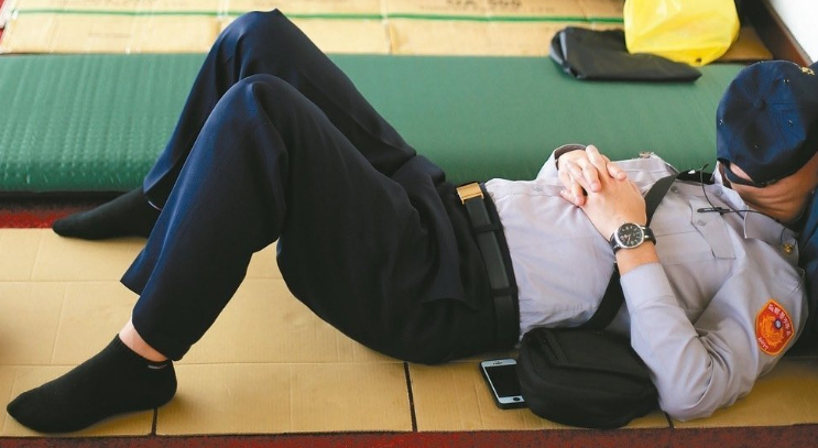 悲情!島內陳抗暴增 警察加班40小時才換1支嘉獎 悲情!島內陳抗暴增 警察加班40小時才換1支嘉獎