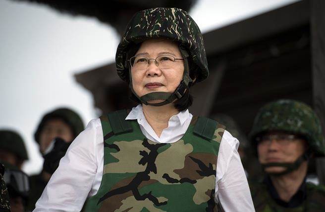 年輕人都愿意當兵?蔡英文遭網友狂酸:2018干話王就是你 年輕人都愿意當兵?蔡英文遭網友狂酸:2018干話王就是你