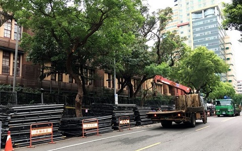 臺“立院”20日審軍人年改 警方急運拒馬防沖突