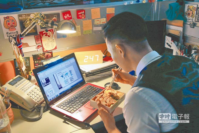 臺灣上班族“退而不敢休” 蔡英文喊“老有所依”拼命忽悠 臺灣上班族“退而不敢休” 蔡英文喊“老有所依”拼命忽悠