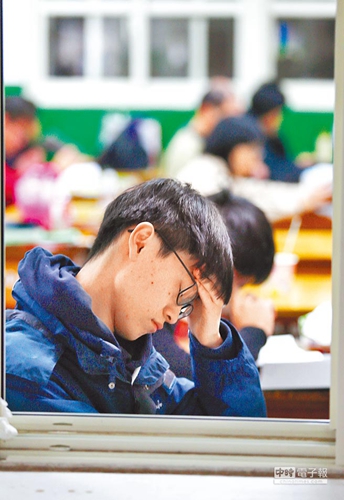 從“7分上大學(xué)”到升學(xué)不設(shè)限 看蔡當(dāng)局治下臺(tái)灣學(xué)子的平庸之路 從“7分上大學(xué)”到升學(xué)不設(shè)限 看蔡當(dāng)局治下臺(tái)灣學(xué)子的平庸之路