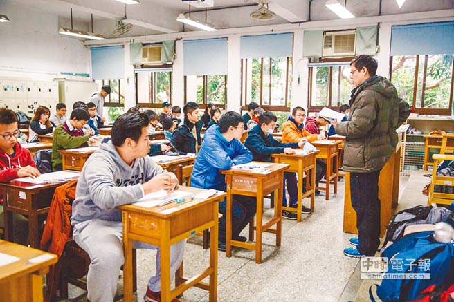 從“7分上大學(xué)”到升學(xué)不設(shè)限 看蔡當(dāng)局治下臺(tái)灣學(xué)子的平庸之路 從“7分上大學(xué)”到升學(xué)不設(shè)限 看蔡當(dāng)局治下臺(tái)灣學(xué)子的平庸之路