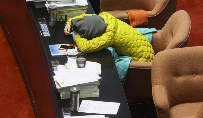 民進黨民代被爆開會看電影強勢嗆聲:不想聽國民黨念經 民進黨民代被爆開會看電影強勢嗆聲:不想聽國民黨念經