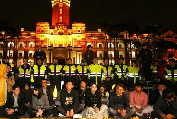 臺灣基層警察抗風淋雨防堵抗議群眾 功勞全記長官身上 臺灣基層警察抗風淋雨防堵抗議群眾 功勞全記長官身上