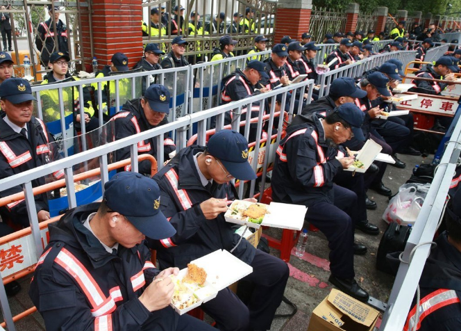 臺灣基層警察自嘲“跟狗一樣” 蔡英文上臺工作更苦功勞全無 臺灣基層警察自嘲“跟狗一樣” 蔡英文上臺工作更苦功勞全無