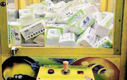 吐槽大會:全臺屯紙猶如世界末日 連娃娃機都改夾衛生紙