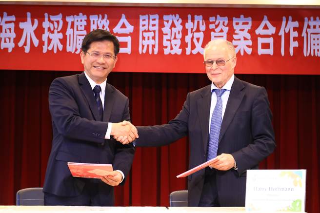 林佳龍終于為臺(tái)中拉來1100億巨額大單 卻成了臺(tái)灣最大笑話 林佳龍終于為臺(tái)中拉來1100億巨額大單 卻成了臺(tái)灣最大笑話