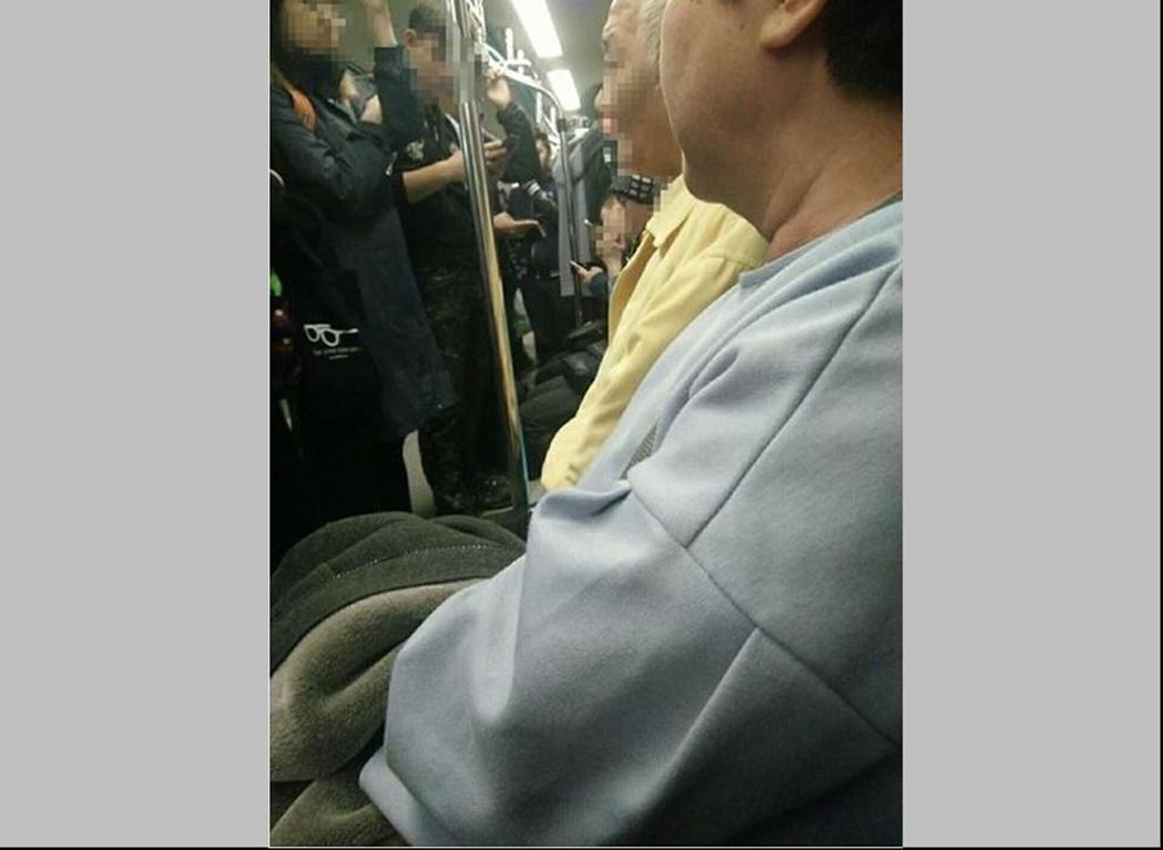 女生因生理痛坐博愛(ài)座 老伯逼她讓位還動(dòng)手“替你媽教育你” 女生因生理痛坐博愛(ài)座 老伯逼她讓位還動(dòng)手“替你媽教育你”