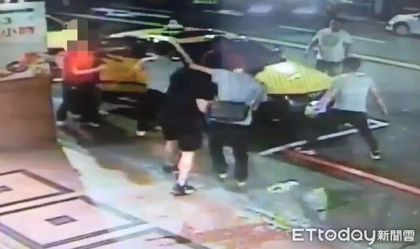 KTV搶搭出租車大亂斗 打輸嗆警反被噴辣椒水口吐白沫 KTV搶搭出租車大亂斗 打輸嗆警反被噴辣椒水口吐白沫