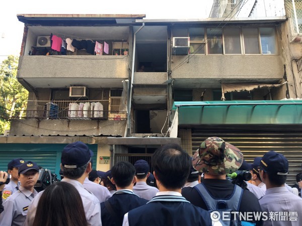 臺當局查封國民黨不動產遇阻 欲強開大門遭2鎖匠拒絕 臺當局查封國民黨不動產遇阻 欲強開大門遭2鎖匠拒絕