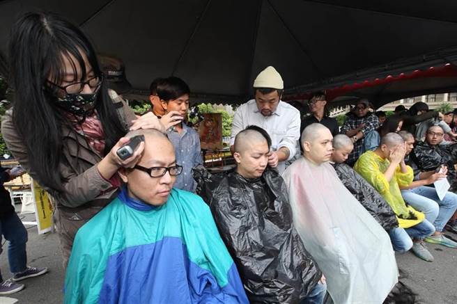 民進黨強修惡法惹青年怒火 剃度誦經斥蔡賴"五德皆缺" 民進黨強修惡法惹青年怒火 剃度誦經斥蔡賴"五德皆缺"