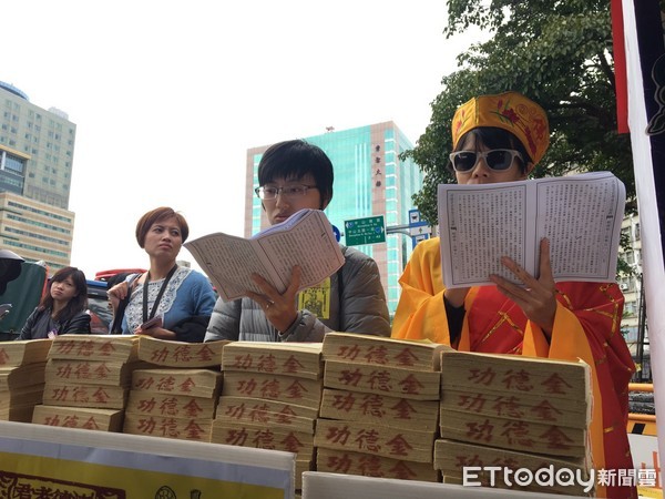 民進黨強修惡法惹青年怒火 剃度誦經斥蔡賴"五德皆缺" 民進黨強修惡法惹青年怒火 剃度誦經斥蔡賴"五德皆缺"