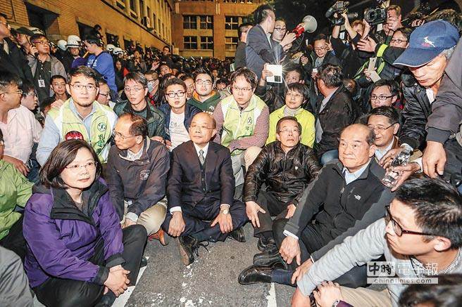 民進黨強修惡法惹青年怒火 剃度誦經斥蔡賴"五德皆缺" 民進黨強修惡法惹青年怒火 剃度誦經斥蔡賴"五德皆缺"