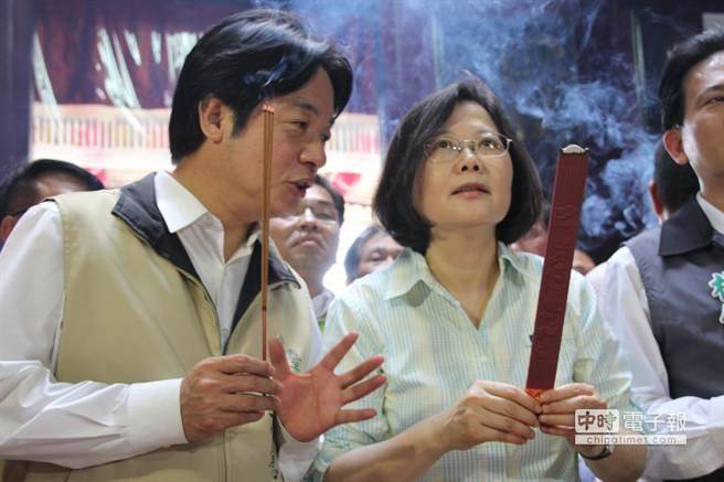 民進黨強修惡法惹青年怒火 剃度誦經斥蔡賴"五德皆缺" 民進黨強修惡法惹青年怒火 剃度誦經斥蔡賴"五德皆缺"