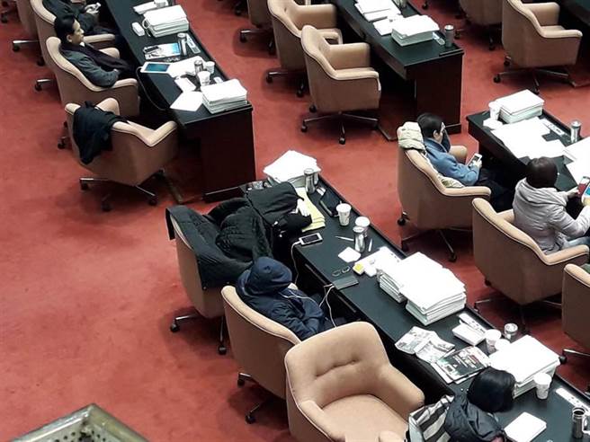 "勞基法"審查綠民代睡倒一片 夢中"修法"被轟荒誕至極 "勞基法"審查綠民代睡倒一片 夢中"修法"被轟荒誕至極