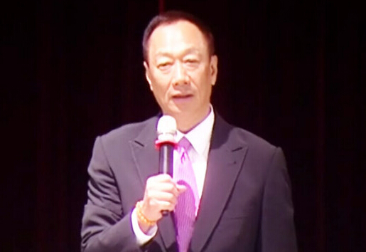 郭臺銘豪氣在尾牙上發(fā)放價值6億元的獎金獎品,羨煞其它科技業(yè)員工。(臺媒圖) 郭臺銘豪氣在尾牙上發(fā)放價值6億元的獎金獎品,羨煞其它科技業(yè)員工。(臺媒圖)