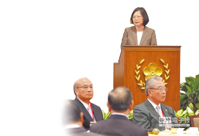 蔡英文談話與講稿不同調,臺灣企業主批當局無擔當。(圖片來源:臺灣《中國時報》) 蔡英文談話與講稿不同調,臺灣企業主批當局無擔當。(圖片來源:臺灣《中國時報》)