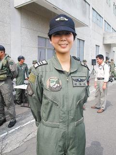 臺軍阿帕奇戰(zhàn)機亮相女飛行官成“嬌點”(圖)