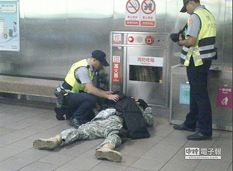 臺灣男子扮美軍持槍坐地鐵被捕 臺灣男子扮美軍持槍坐地鐵被捕