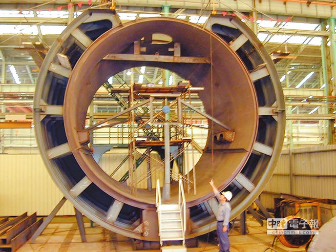 圖為“中船”內的潛艇壓力艙 圖為“中船”內的潛艇壓力艙