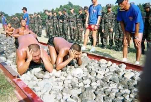 臺海軍陸戰隊蛙人爬過“天堂路” 臺海軍陸戰隊蛙人爬過“天堂路”