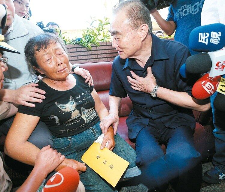 臺(tái)灣遇難船長(zhǎng)妻子:遺體都碎掉了,我兒不讓我看 臺(tái)灣遇難船長(zhǎng)妻子:遺體都碎掉了,我兒不讓我看