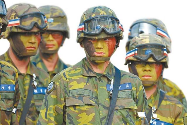 “全募兵制”兵源不足,明年已確定要續征義務役男入營。(圖片來源:臺灣《中時電子報》) “全募兵制”兵源不足,明年已確定要續征義務役男入營。(圖片來源:臺灣《中時電子報》)