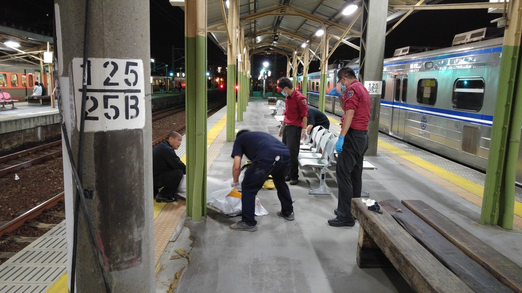 臺軍一女兵不明原因從月臺墜落身亡。(圖片來源:臺灣《聯合報》) 臺軍一女兵不明原因從月臺墜落身亡。(圖片來源:臺灣《聯合報》)