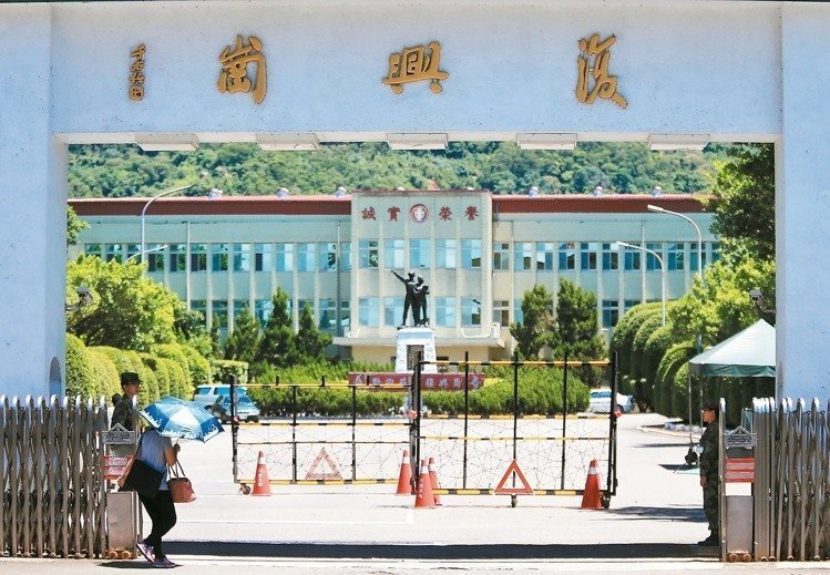 臺灣軍校哈韓,敬禮口號你喊“親愛”他回“精誠” 臺灣軍校哈韓,敬禮口號你喊“親愛”他回“精誠”