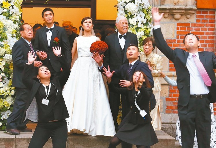 李登輝孫女出嫁現(xiàn)場遭臺海軍退伍軍人鬧場 李登輝孫女出嫁現(xiàn)場遭臺海軍退伍軍人鬧場