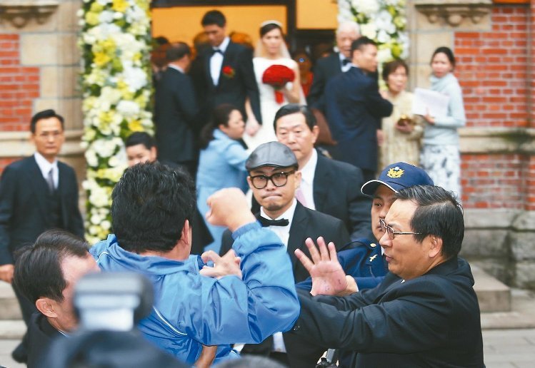 李登輝孫女出嫁現(xiàn)場遭臺海軍退伍軍人鬧場 李登輝孫女出嫁現(xiàn)場遭臺海軍退伍軍人鬧場