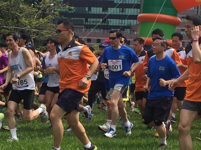 馬英九走光照網絡瘋傳,馬辦呼吁媒體自重自律。(圖片來源:臺灣《中時電子報》) 馬英九走光照網絡瘋傳,馬辦呼吁媒體自重自律。(圖片來源:臺灣《中時電子報》)