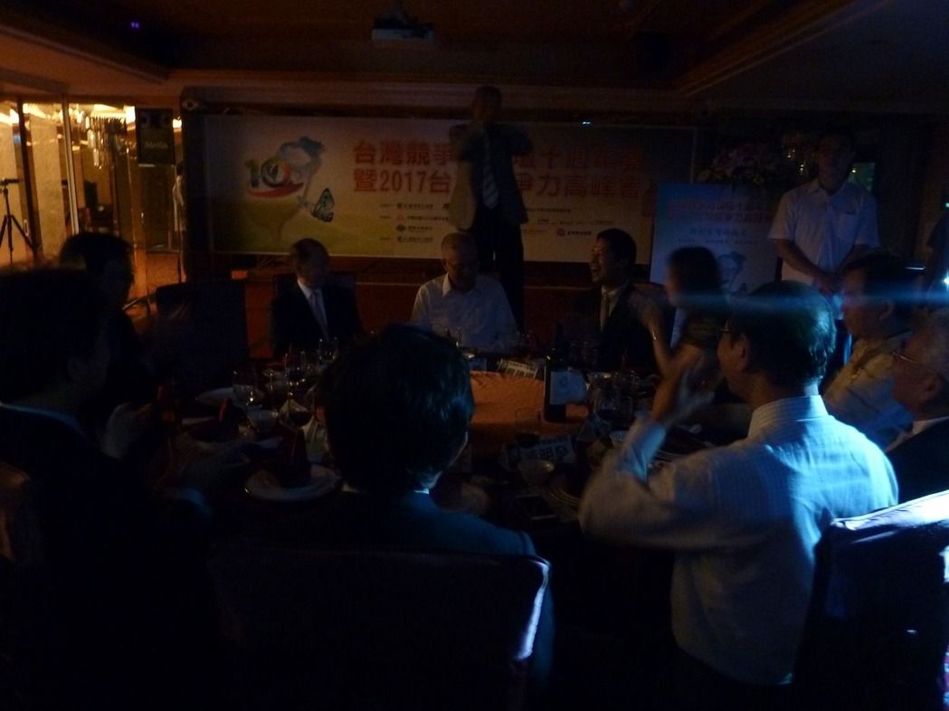 吳敦義參加晚宴遭遇停電 摸黑敬酒分享馬英九能源政策 吳敦義參加晚宴遭遇停電 摸黑敬酒分享馬英九能源政策