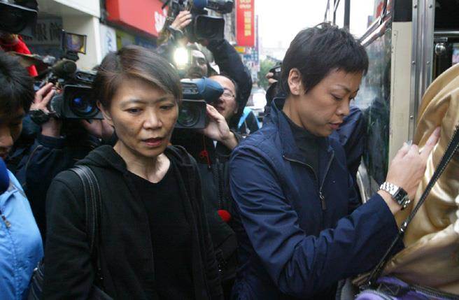 ��Ӣ����߅���һ������k��Ů���l�ٱ�������