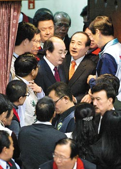 �������бP��
��������Ժ�L����ƽ���У�18�������R�r������ɫ���������^�m�f�̣������{�G��ί����ռ����ϯ�_�����ЈԳ֣��f�����ʧ���������hï�z��