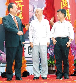 宋楚瑜、林淵源、楊秋興(由左至右)13日首度同臺,互動微妙,給外界不少想象空間