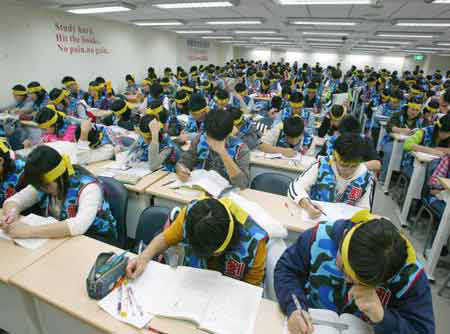 圖為2006年學測前,臺北某知名家教班開設的魔鬼訓練營 圖為2006年學測前,臺北某知名家教班開設的魔鬼訓練營