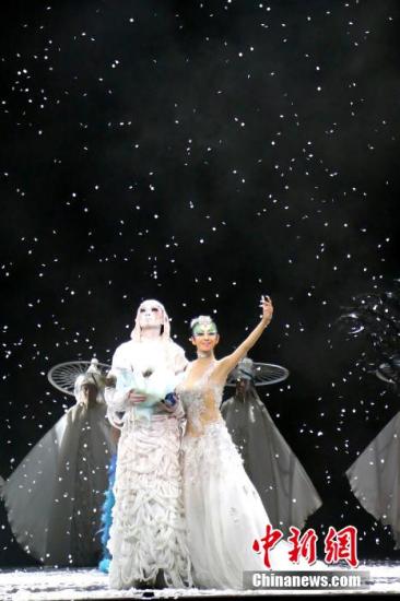 舞蹈家楊麗萍在臺北演出舞劇《孔雀》(圖) 舞蹈家楊麗萍在臺北演出舞劇《孔雀》(圖)