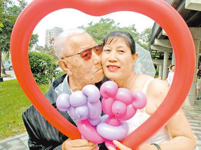 百歲老人李有和五十三歲大陸配偶張月愛終于拍婚紗圓夢,恩愛之情羨煞旁人。圖片來源:臺灣《中國時報》