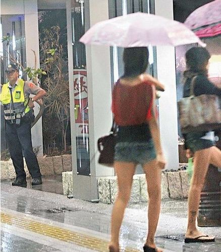 酒店小姐被退貨臺(tái)一經(jīng)紀(jì)公司派人開槍砸店(圖)